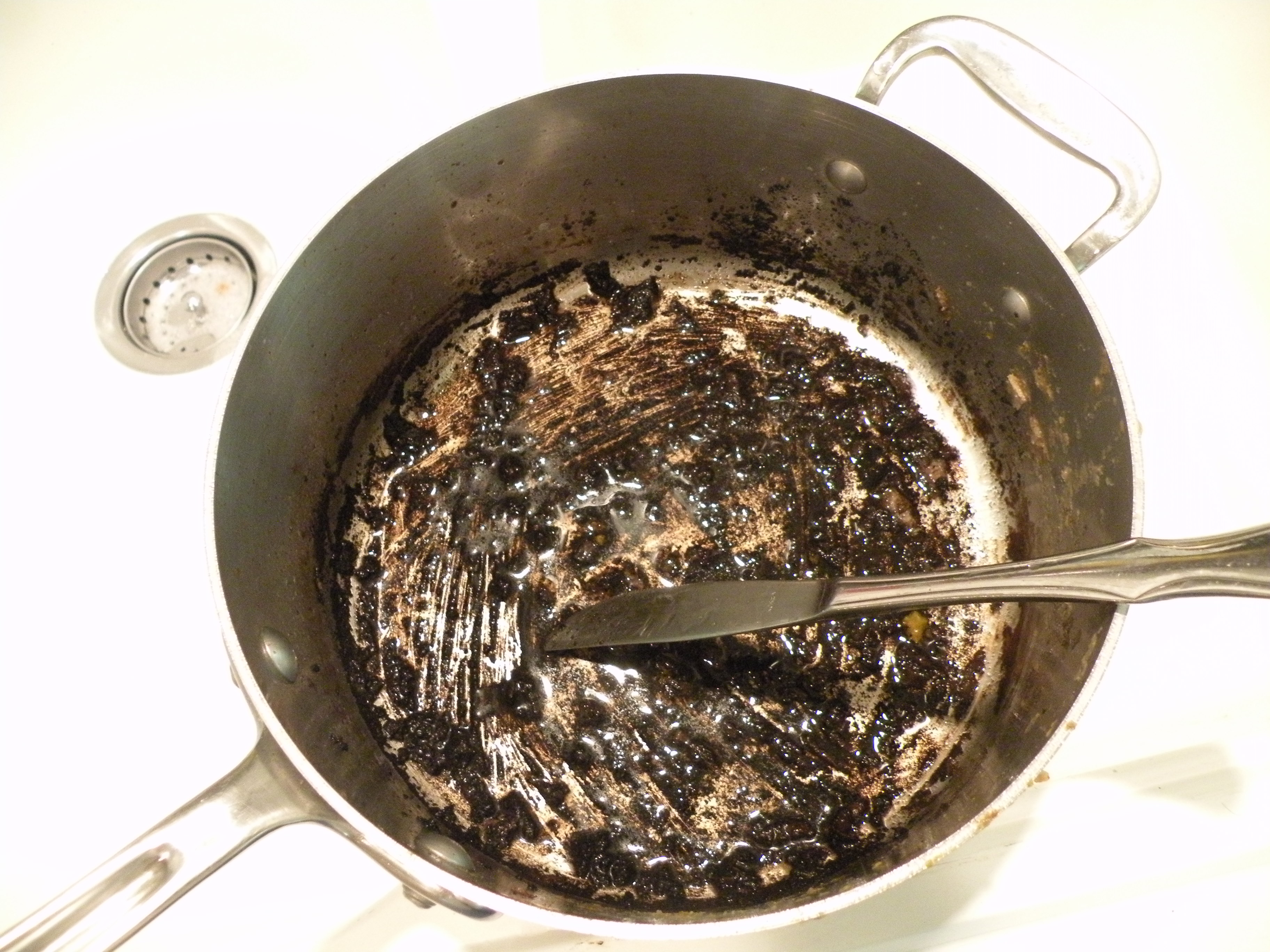 Очистка сковороды от нагара. Горелая кастрюля. Подгорела кастрюля. Сгоревшая кастрюля. Пригоревшее дно кастрюли.